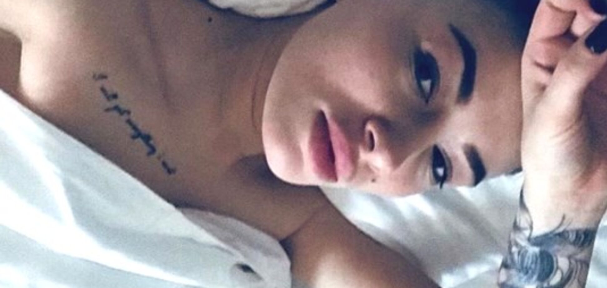 Украинская певица на постельном фото засветила новое тату