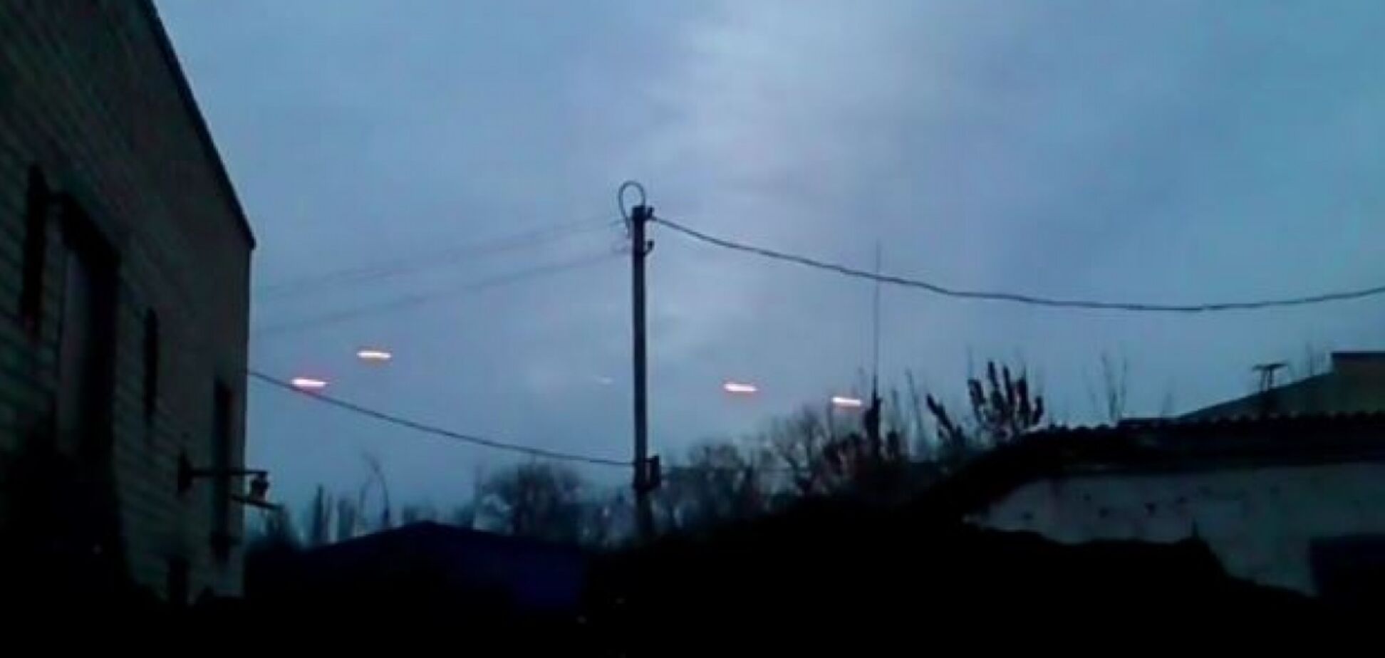 Небо розривалося: у мережу потрапило відео масштабного обстрілу на Донбасі