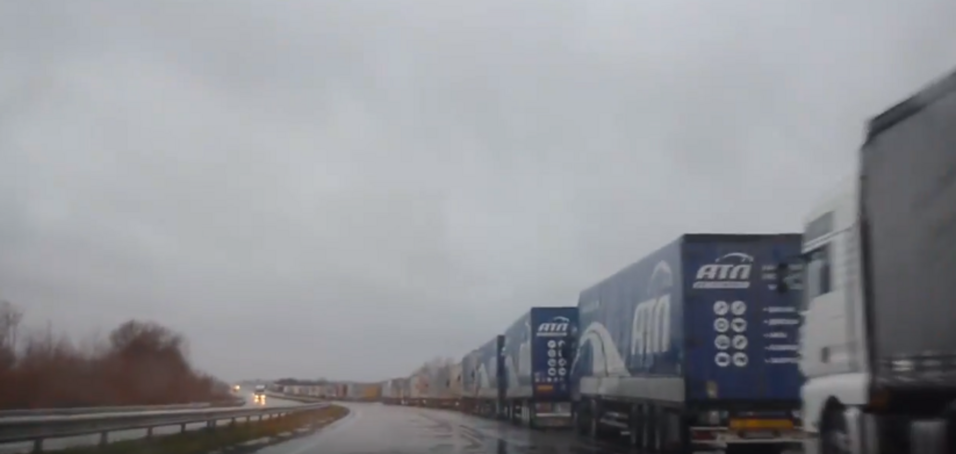Более 20 километров: в сети показали жуткую пробку на украинской границе