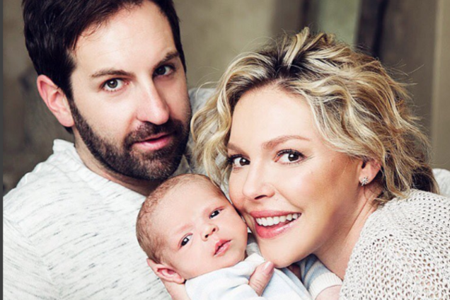 Кэтрин Хейгл поделилась трогательным снимком мужа с новорожденным сыном