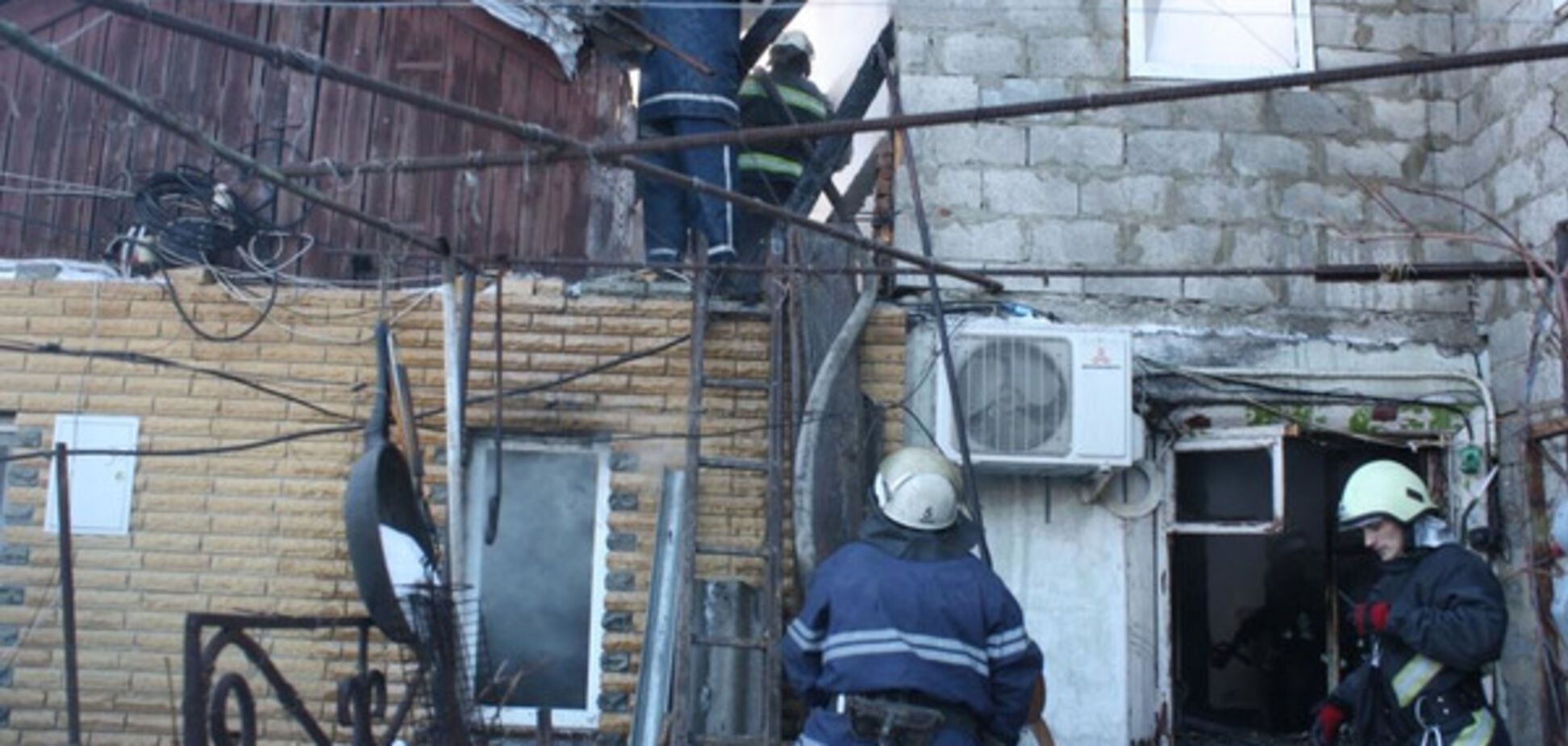 В Запорожье горел дом, есть жертвы (ФОТО)