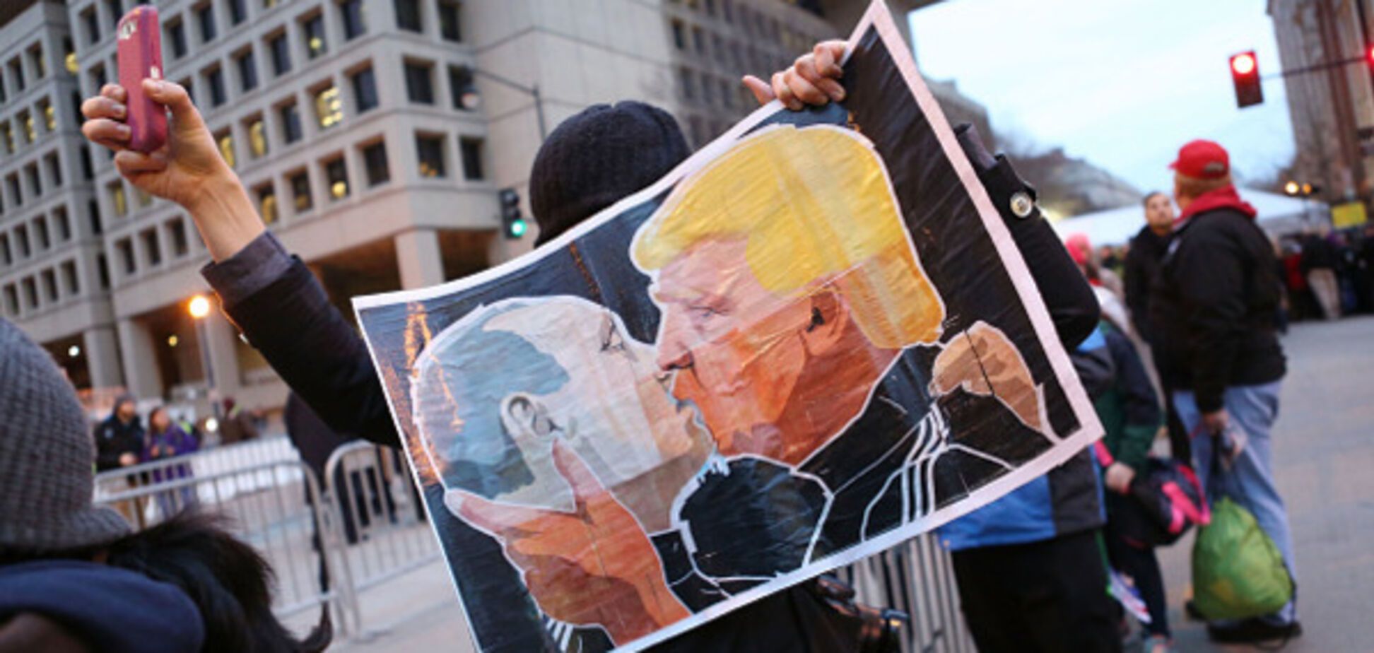 Путин и Трамп целуются