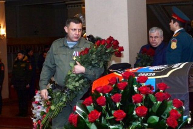 Похорон Гіві: в соцмережі побачили, як ватажок 'ДНР' 'зловив квіти'