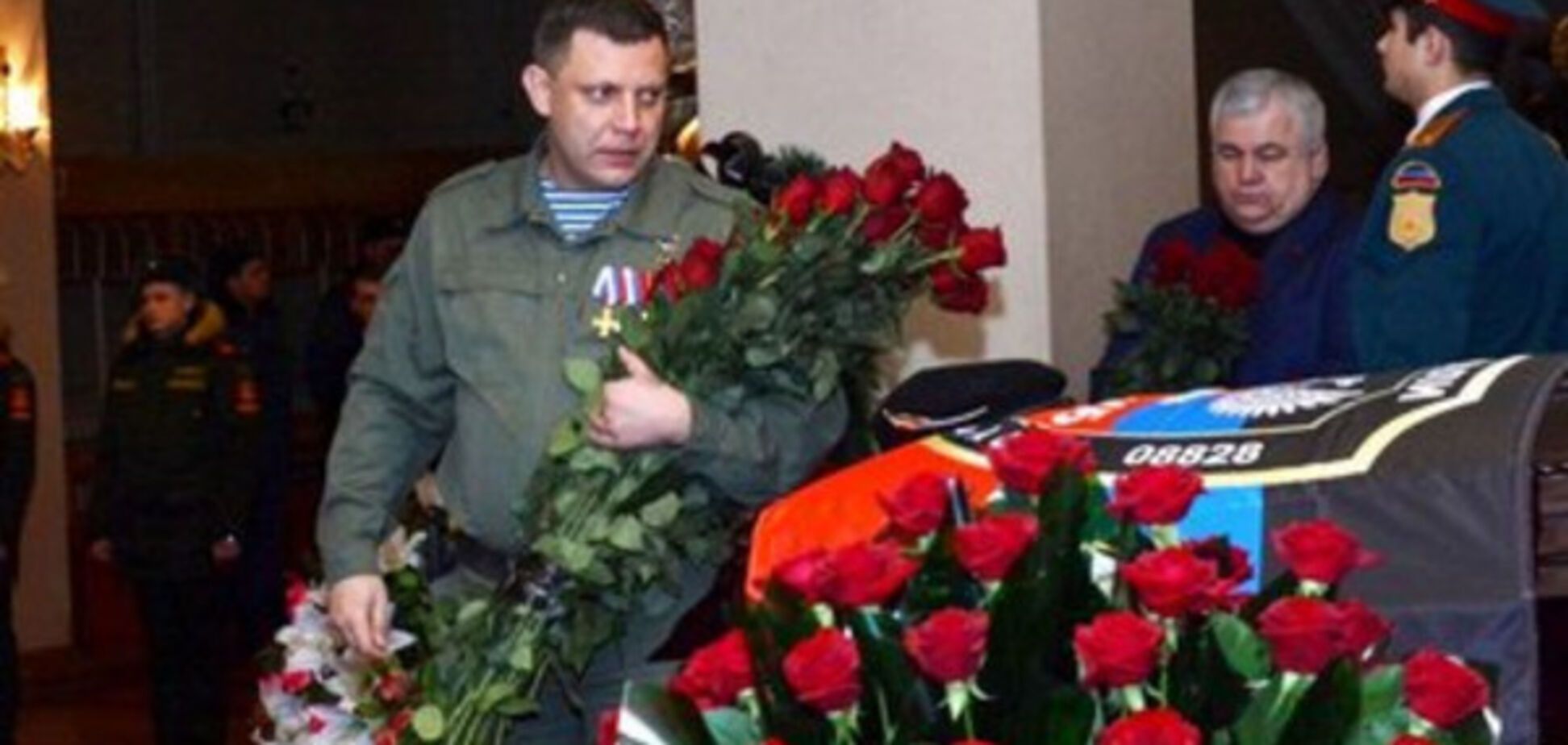 Похороны Гиви: в соцсети увидели, как главарь 'ДНР' 'поймал цветы'