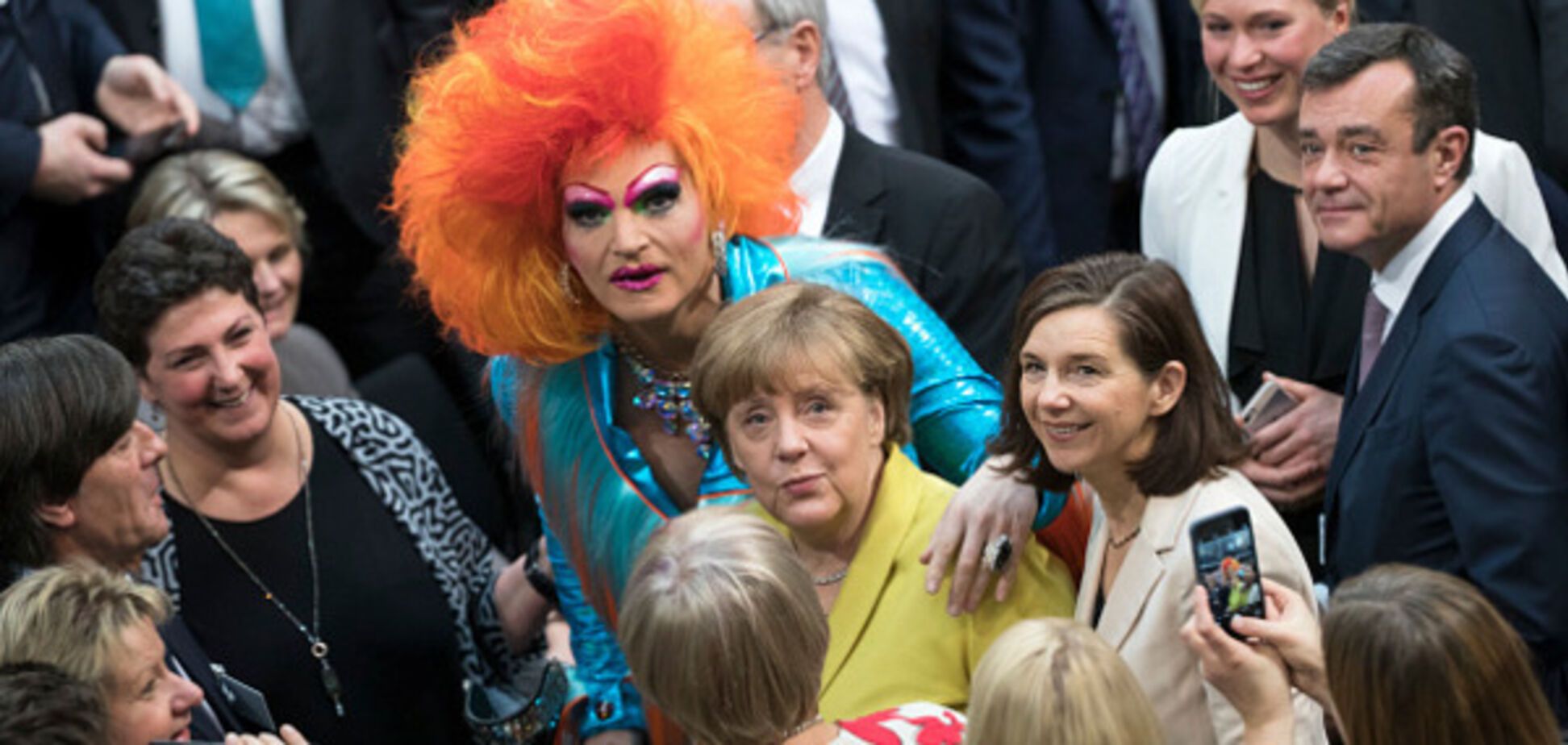 Ангела Меркель и трансвестит Оливия Джонс
