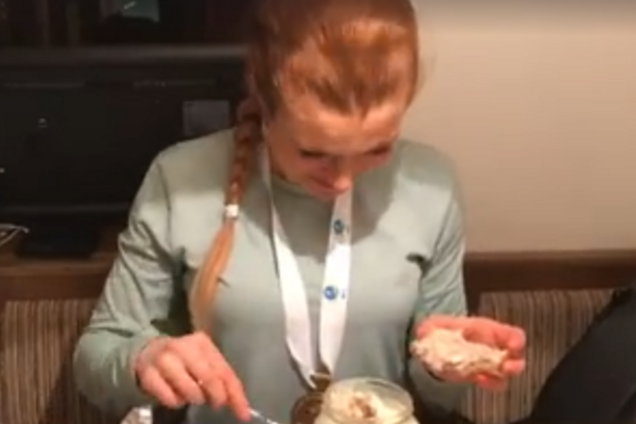 Сало та огірки: соцмережі підірвало незвичайне відео з кращою біатлоністкою світу