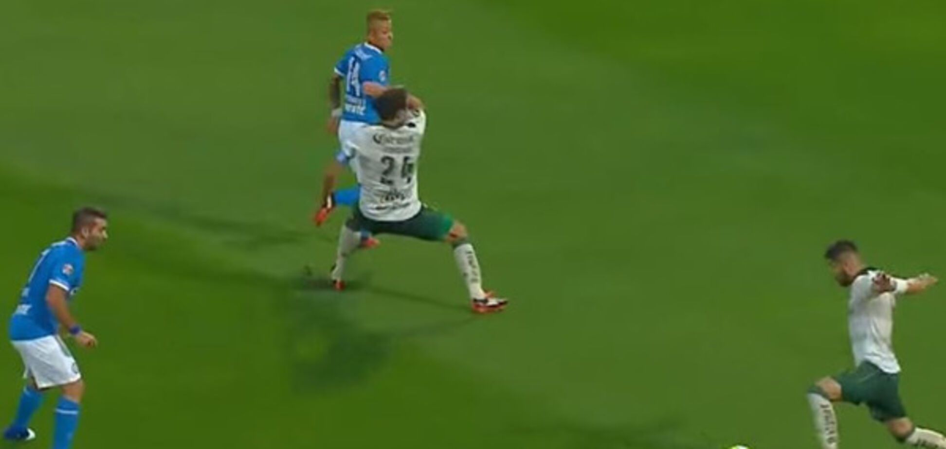 Титулованный футболист продемонстрировал самый странный отбор мяча в истории: курьезное видео