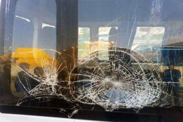 в Абхазии забросали камнями автобус с туристами из России