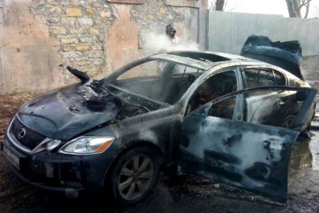 \'Назад в 90-е\': в Одессе сожгли Lexus с валютным менялой внутри