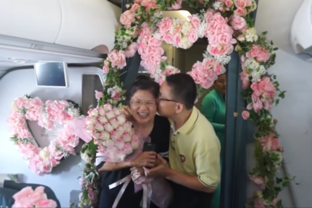 Пассажир устроил сюрприз для жены на борту самолета