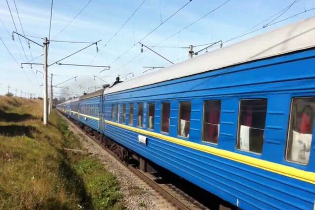 В Запорожской области пьяного дебошира на ходу вышвырнули из поезда