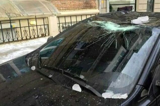 Сосулька упала