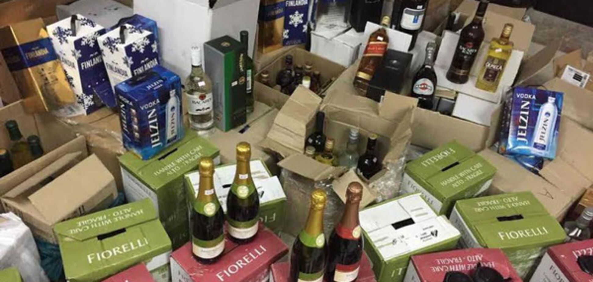 В Запорожье обнаружили цех элитных 'самогонщиков' (ФОТО, ВИДЕО)