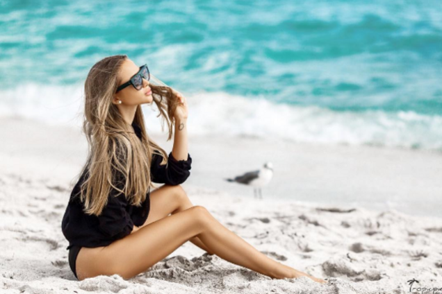 'Зразок краси': дружина футболіста збірної України вразила запаморочливими фото на пляжі