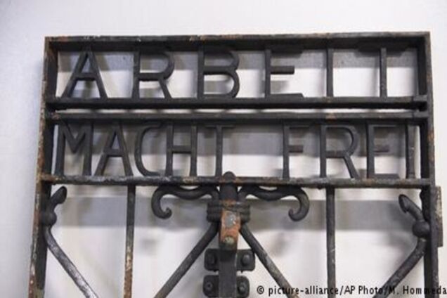 У Дахау повернули знайдені в Норвегії історичні ворота концтабору