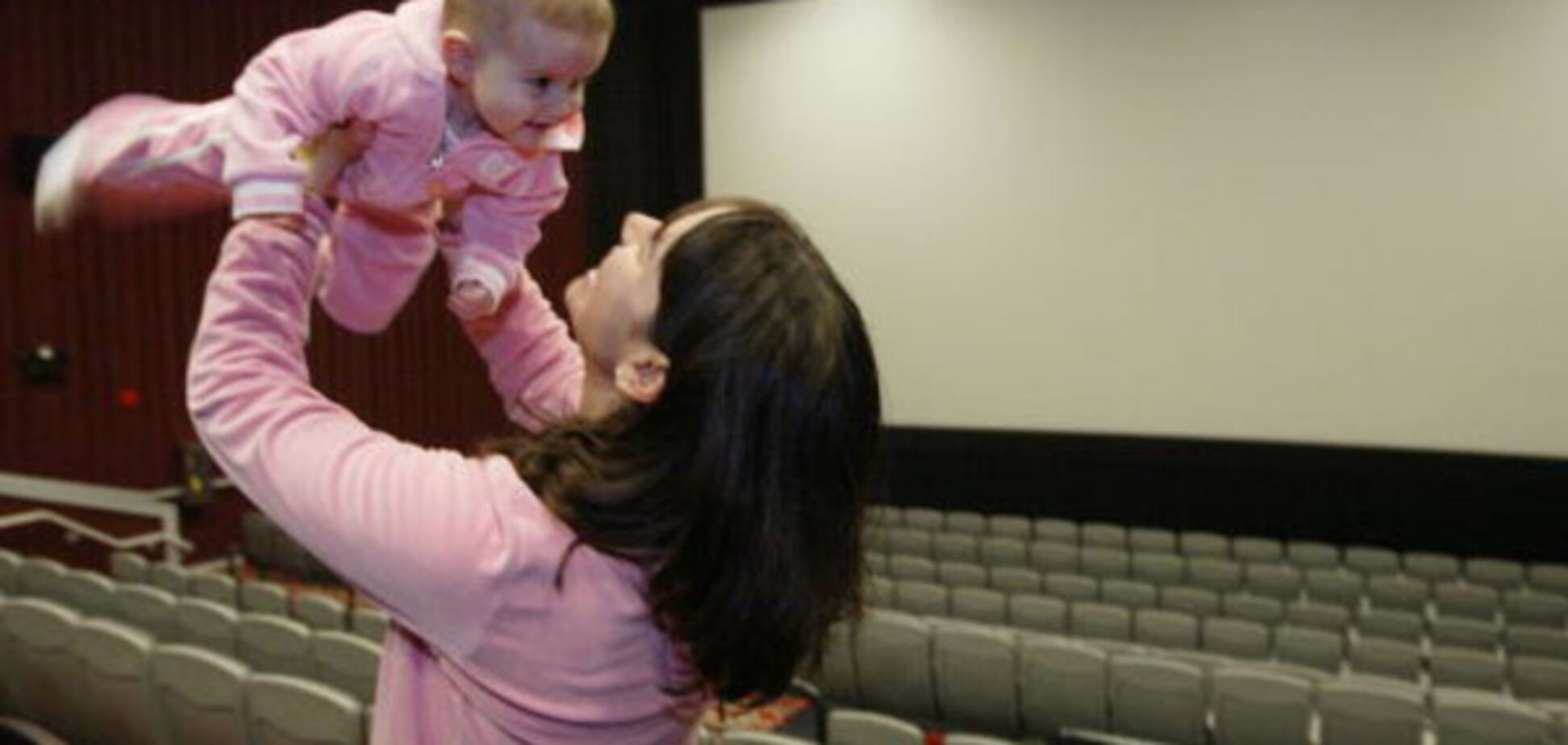 У київському кінотеатрі 'Жовтень' показуватимуть фільми для мам з немовлятами