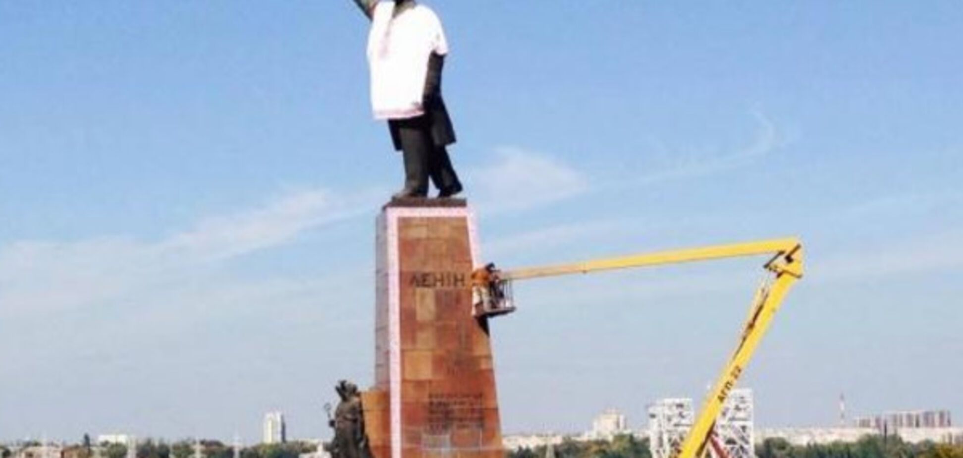 Запорожанка обещает деньги каждому, кто подписался за возврат Ленина