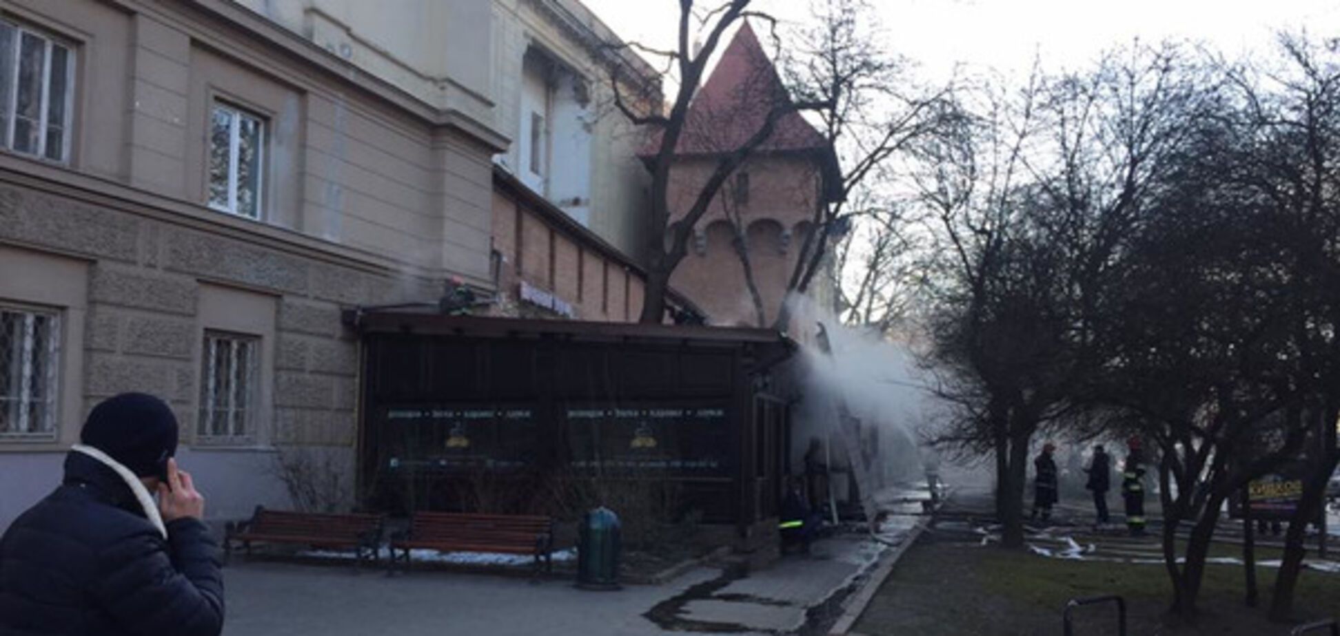 В центре Львова горело сразу два ресторана: опубликованы фото и видео