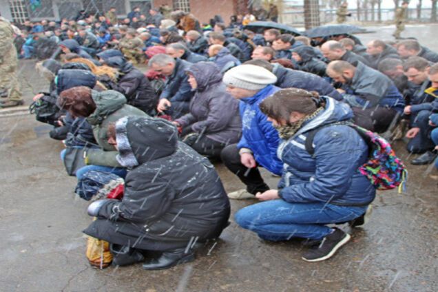 Душераздирающее зрелище: в Николаеве на коленях простились с героем-десантником. Опубликованы фото и видео