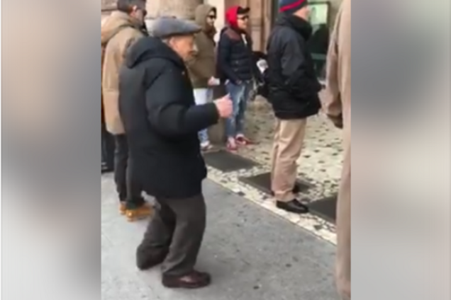 пожилой итальянец зажигательно танцует