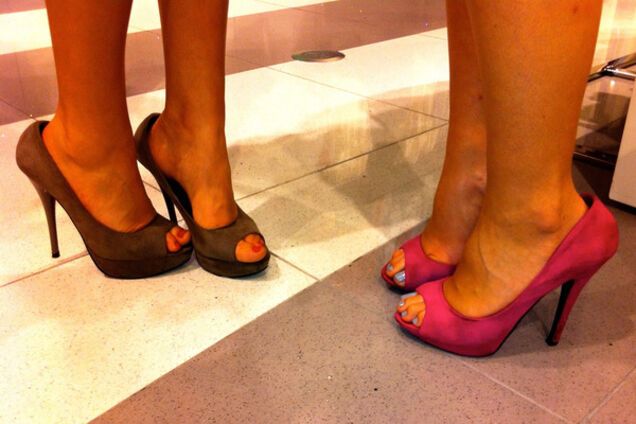 Почему звезды носят обувь на размер больше