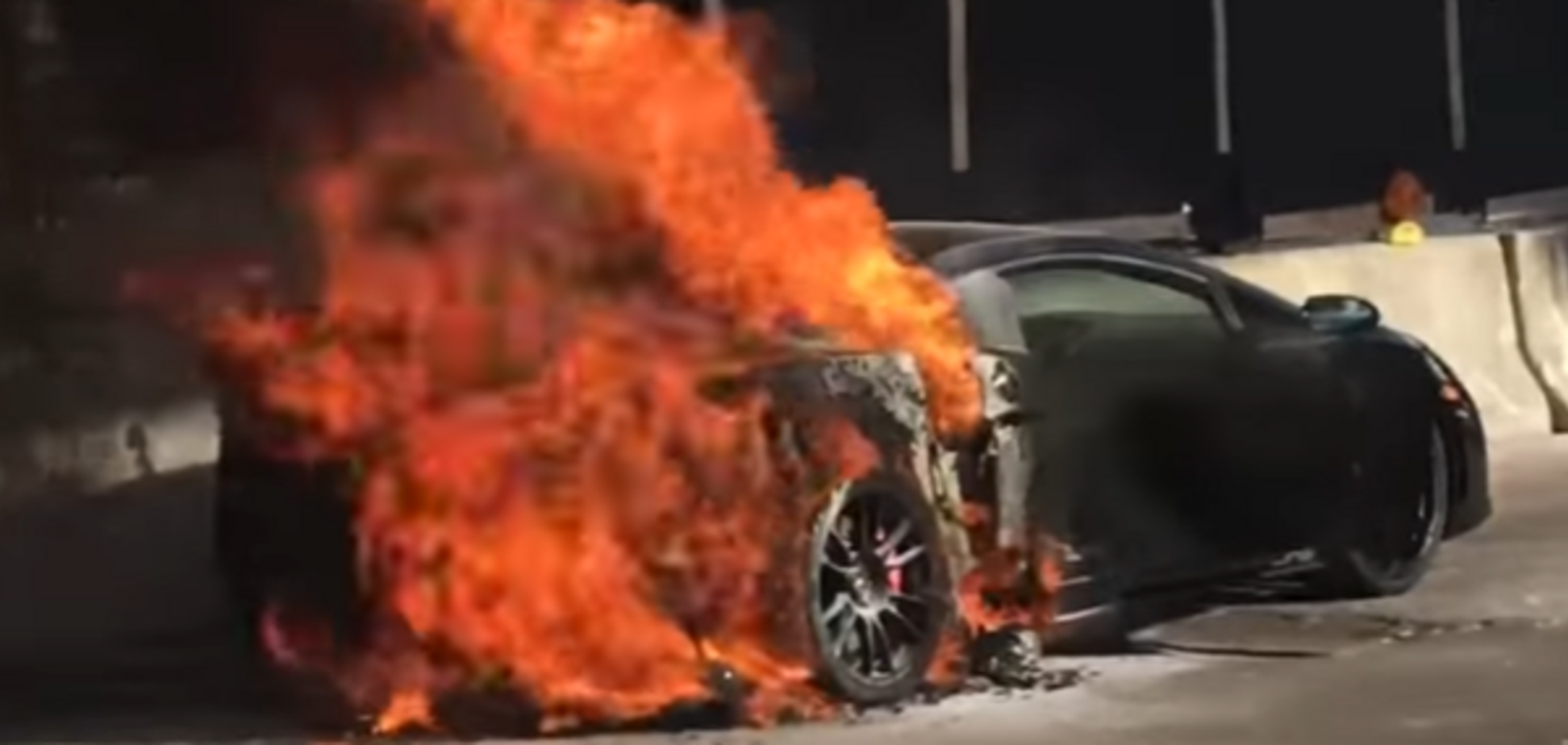 Больно смотреть: в США прямо на дороге загорелся люксовый Lamborghini