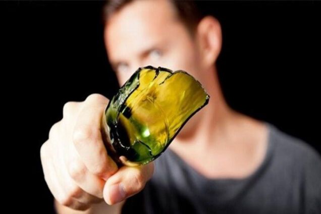 Ударил бутылкой