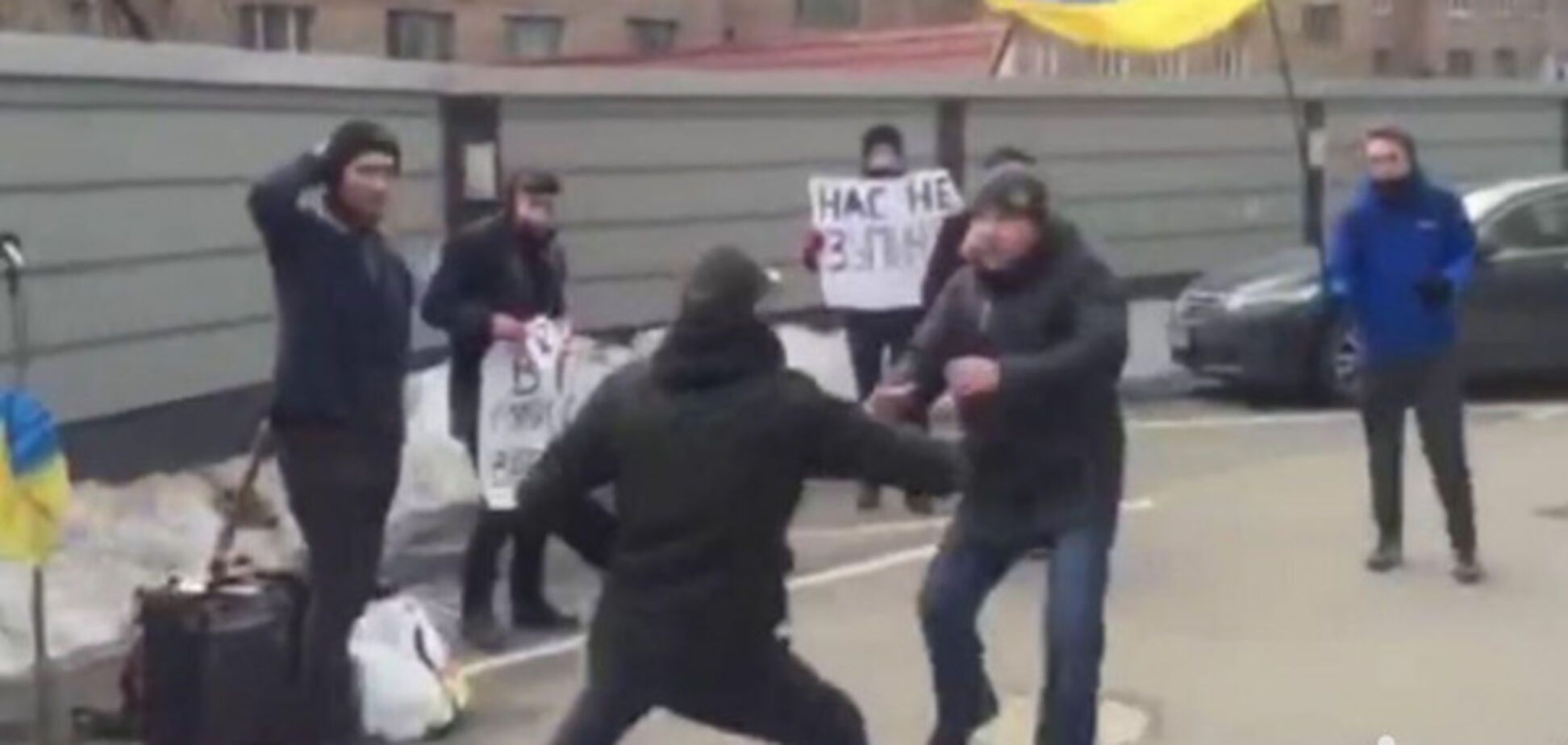 Избиение активистов под судом в Киеве: в сети нападавших связывают с ВТБ-банком