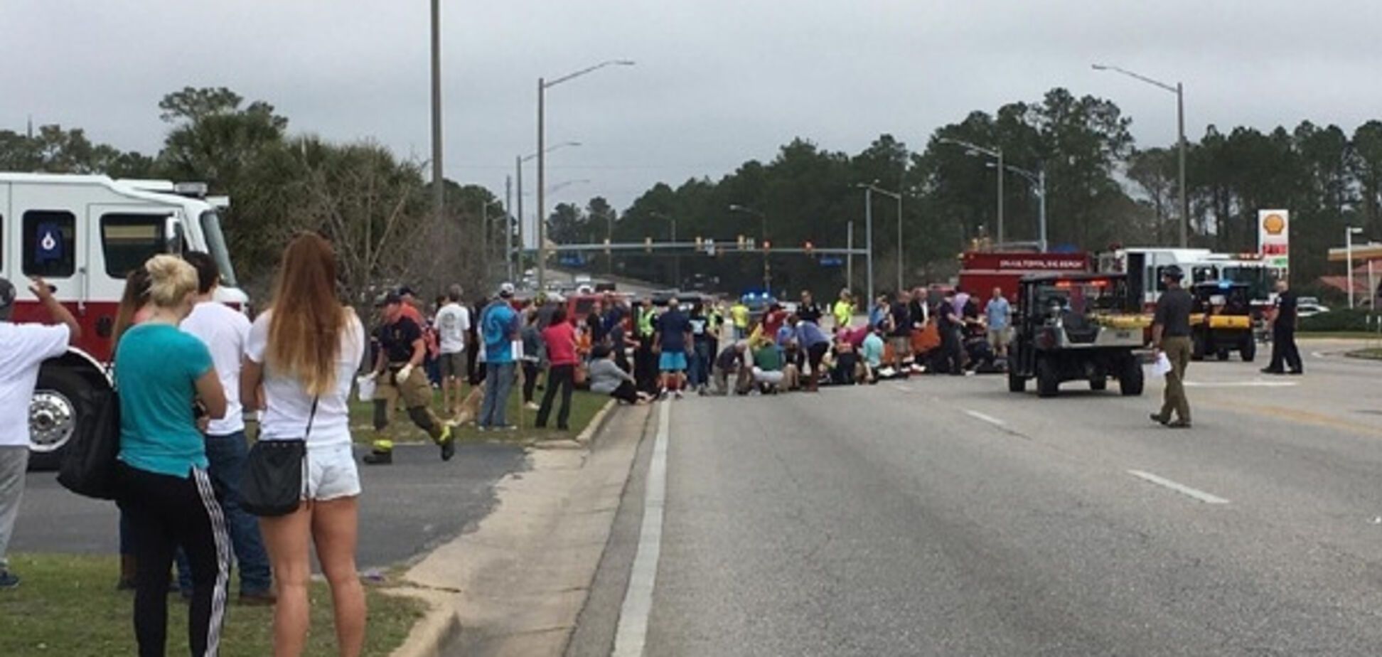 Автомобиль въехал в толпу