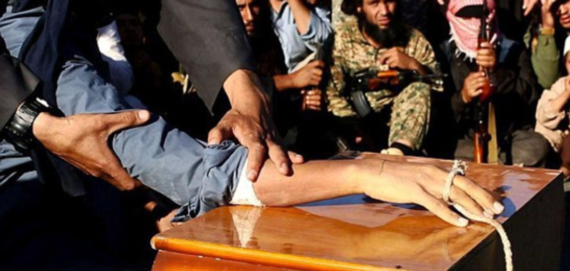 Варвары ИГИЛ отрубили руки двум мальчикам за отказ казнить людей