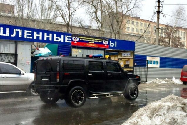'Быдло, расступись!' В сети высмеяли американское авто с мигалками в Донецке