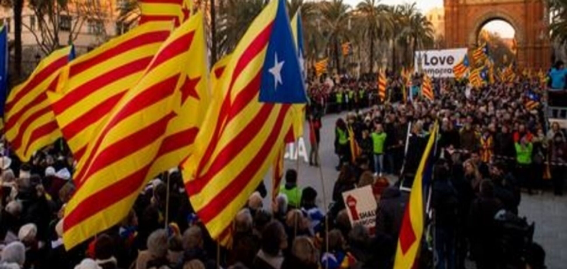 Суд над екс-прем'єром Каталонії почався під масовий протест прихильників незалежності