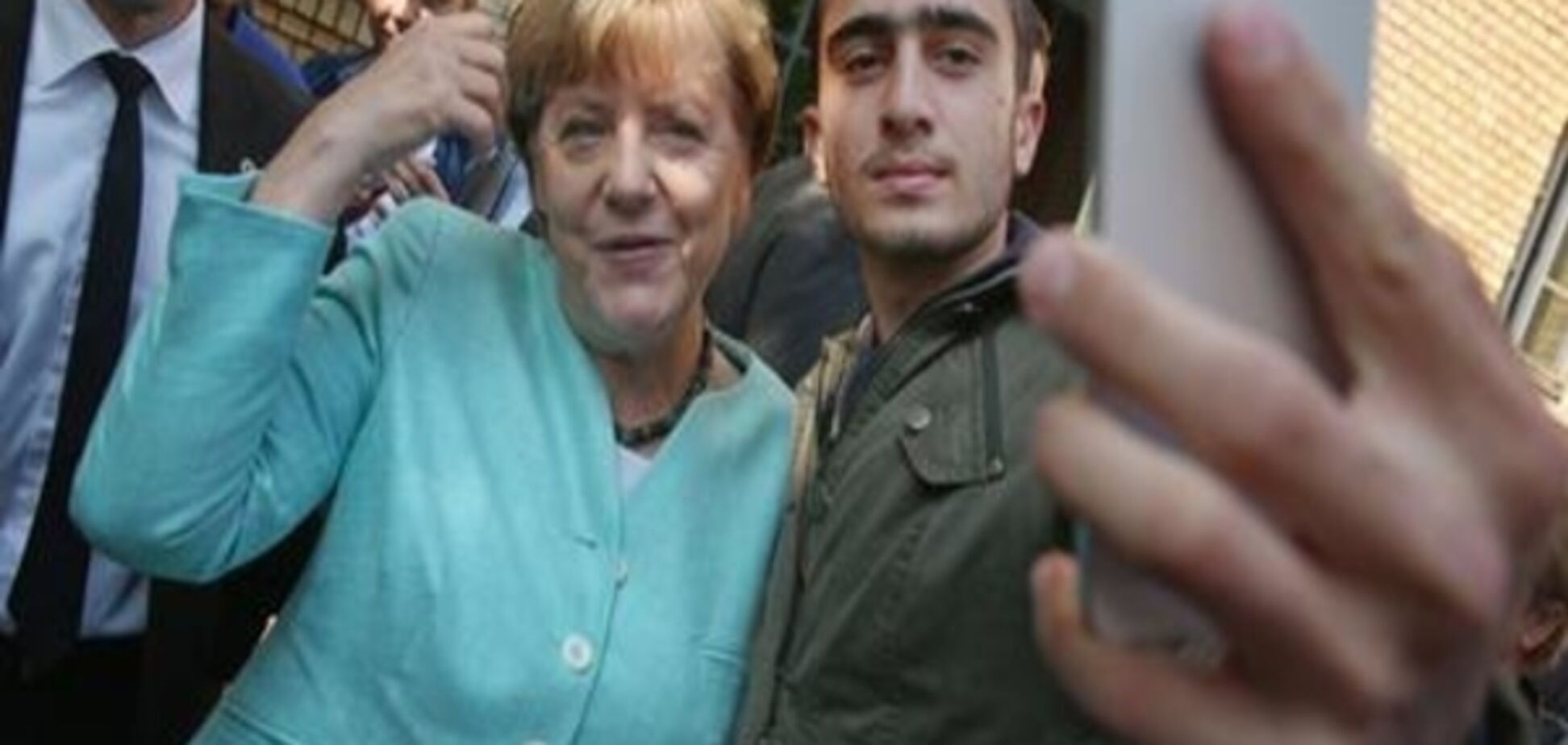 Чому сирієць, який зробив селфі з Меркель, судиться з Facebook