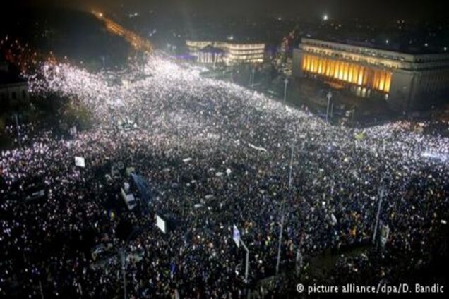 Протести в Румунії: до півмільйона учасників попри скасування скандальної постанови