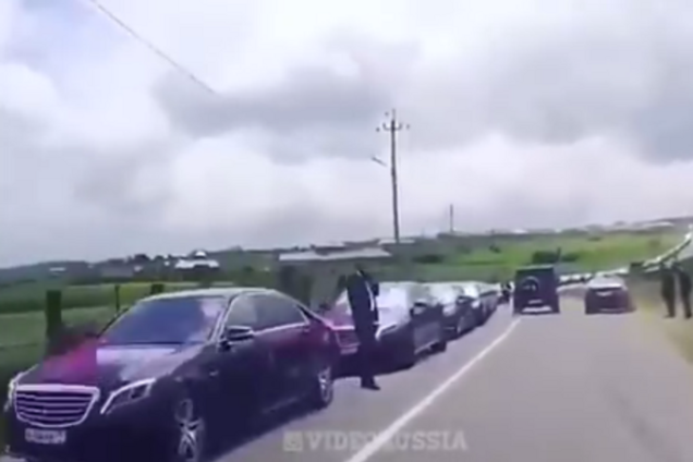 Невиданная роскошь: когда колонна мерседесов уходит за горизонт