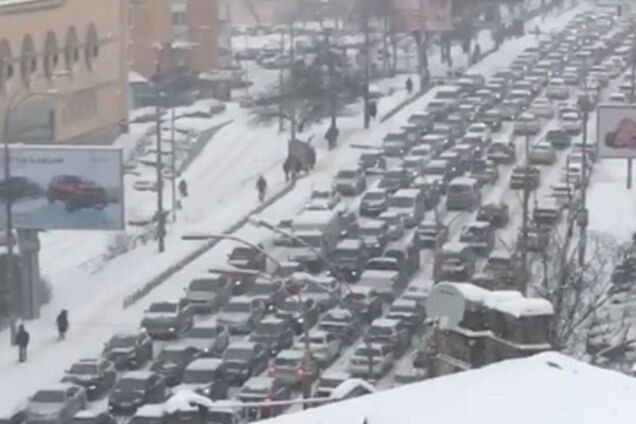 Масса ДТП и мегапробки: как по Киеву ударил снегопад