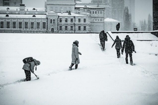 Зато враг не пройдет: в соцсети веселый ажиотаж из-за снежной стихии в Киеве