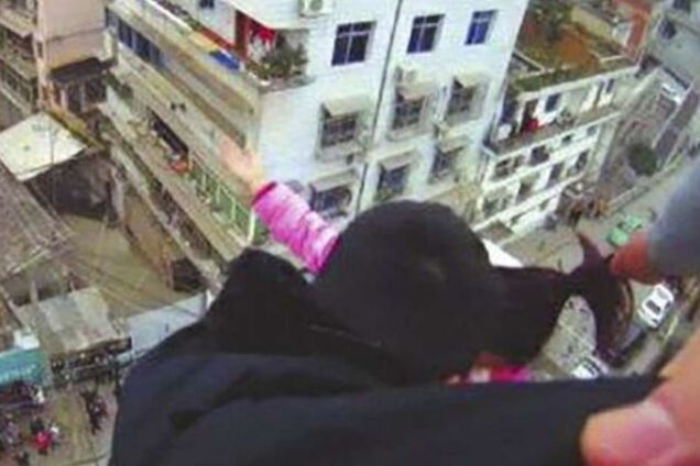 За волосы: появилось впечатляющее видео спасения женщины-самоубийцы