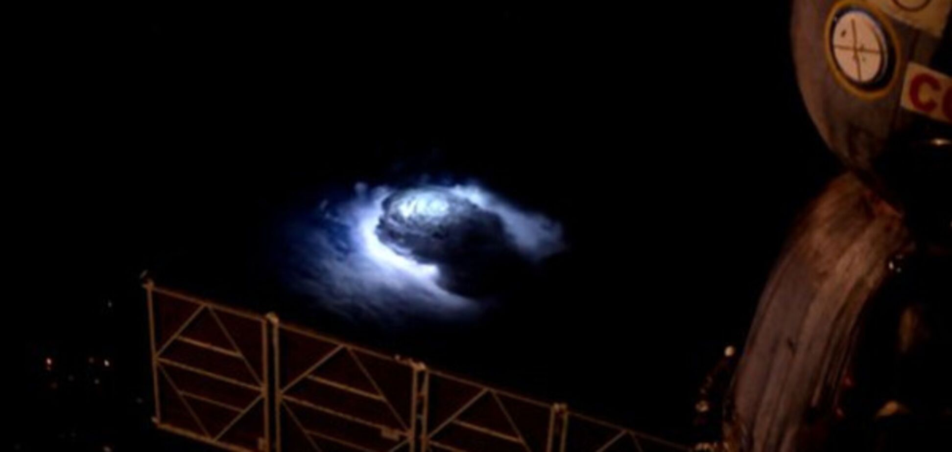 ESA показало, как выглядят электрические ураганы над Землей: опубликовано видео