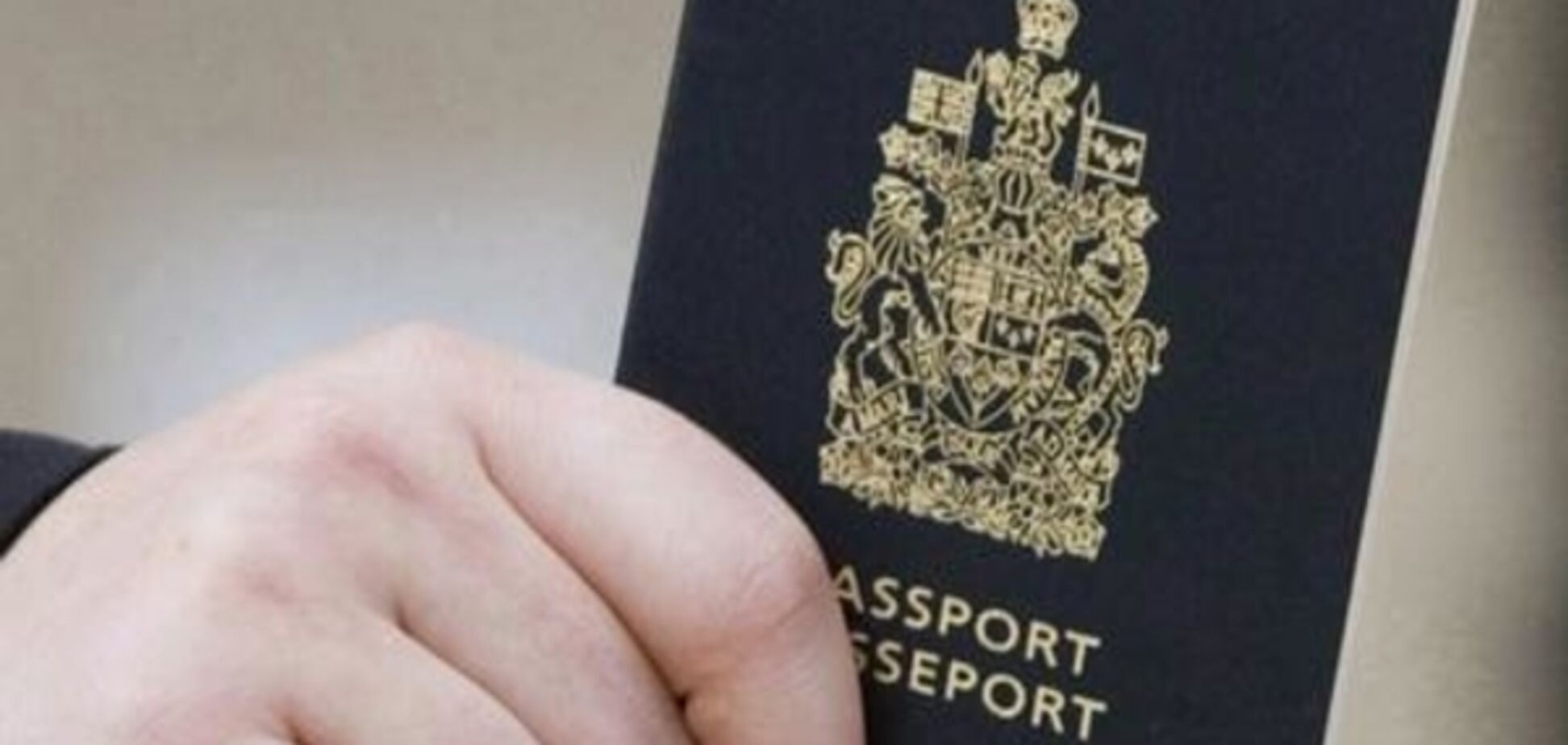 Чому український депутат може дозволити собі іноземний паспорт