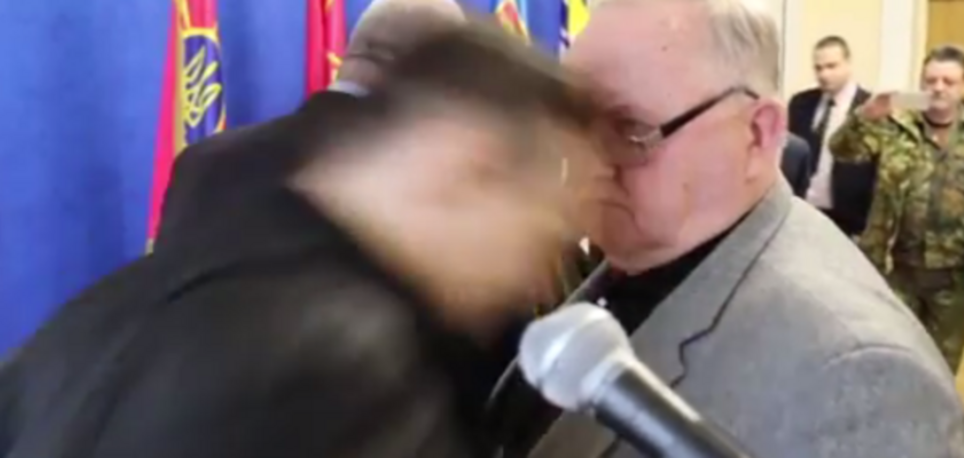 Лбом в нос: появилось полное видео драки ветерана АТО и генерала за колорадские ленточки