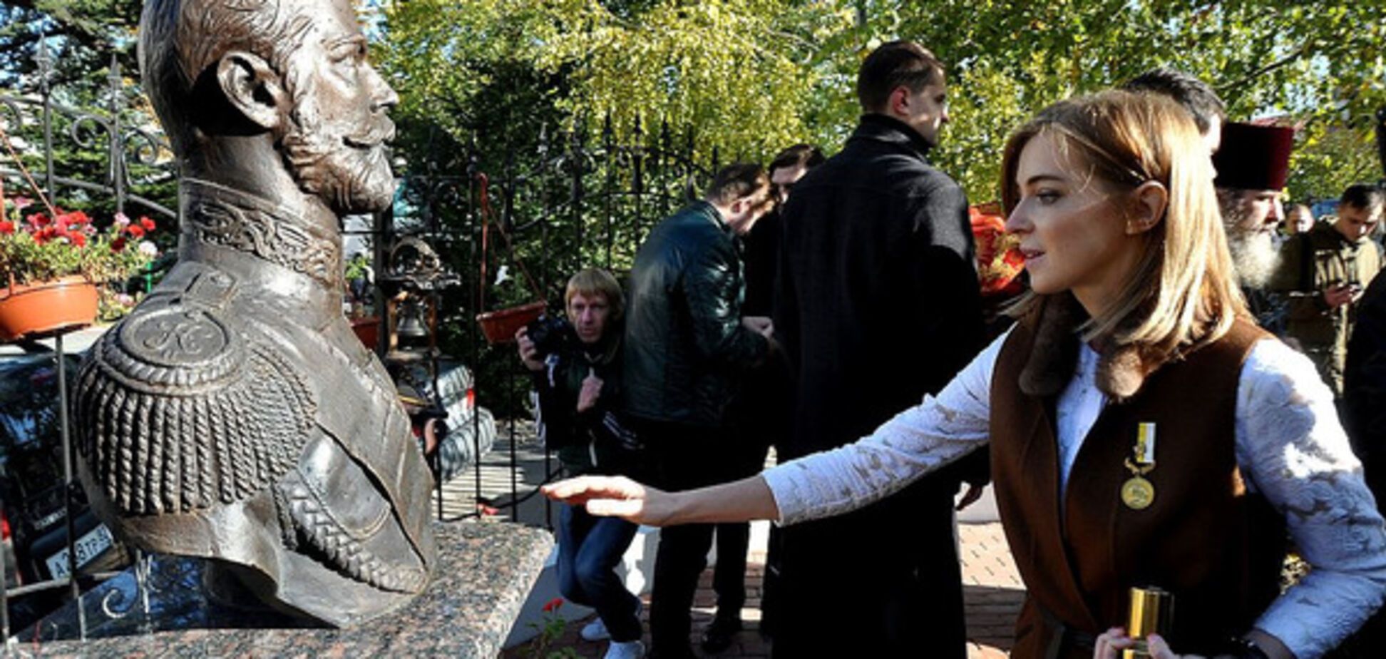 Поклонская и бюст Николая