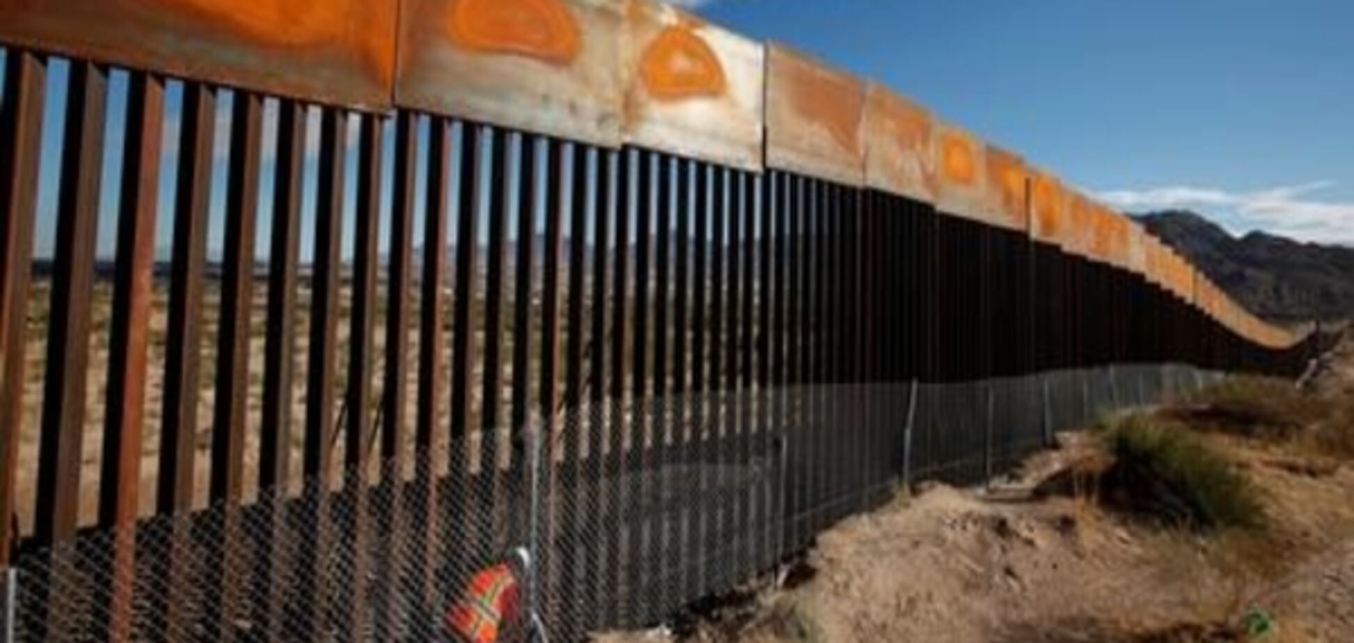ЗМІ: Інтерес до зведення стіни на кордоні США з Мексикою вже виявили понад 600 компаній