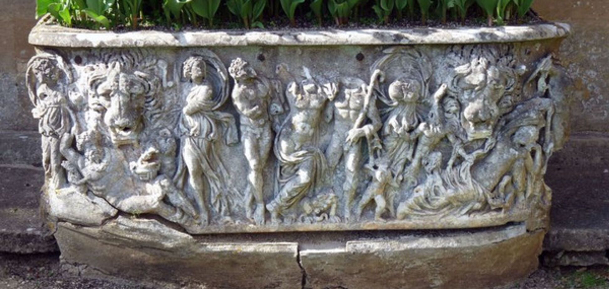 древнеримский саркофаг, который использовали в качестве цветочника