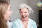 радость пожилой женщины