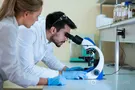ученые смотрит в микроскоп