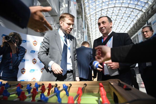 Евгений Гинер палец