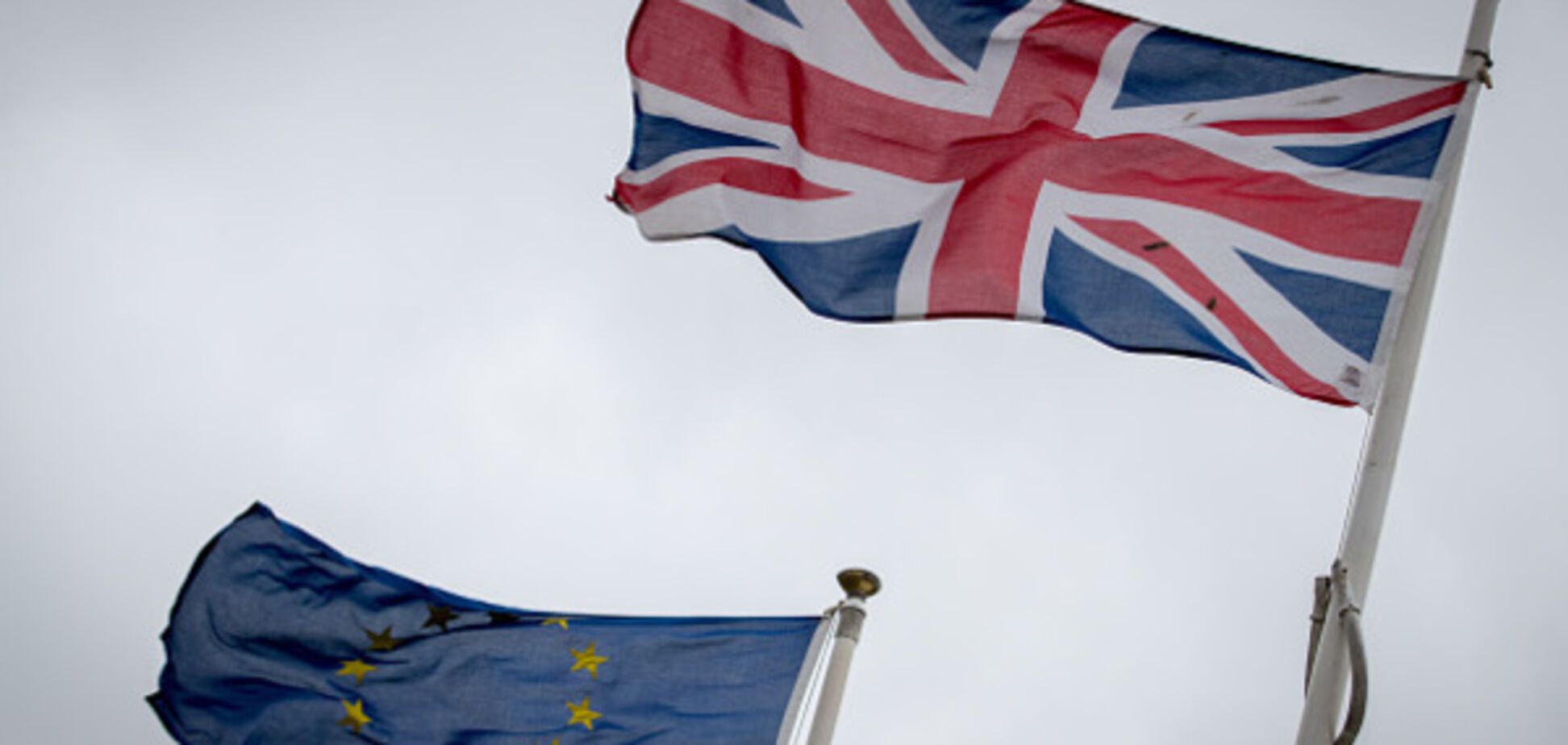 Прапори ЄС і Великобританії
