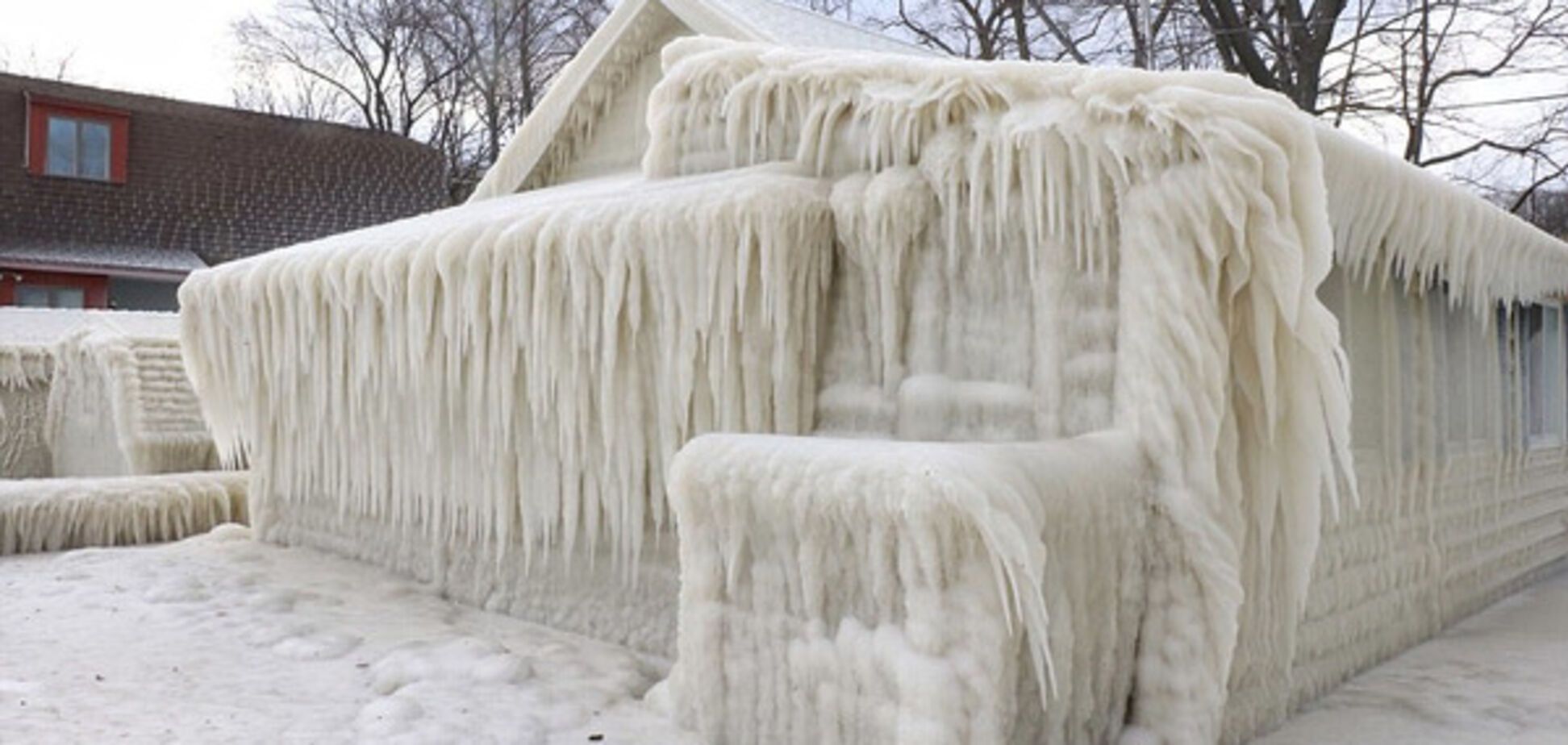 Дом, покрытый льдом