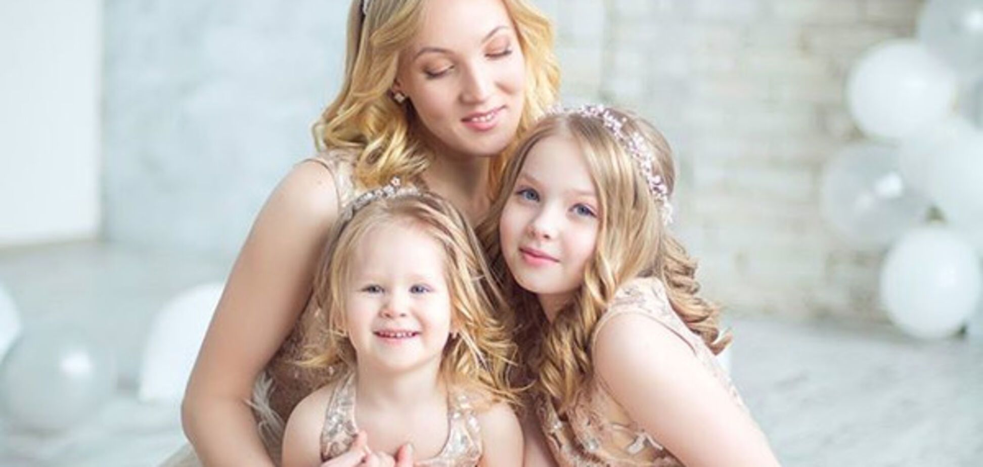 Три принцессы: жена известного комика снялась в сказочной фотосессии с дочками